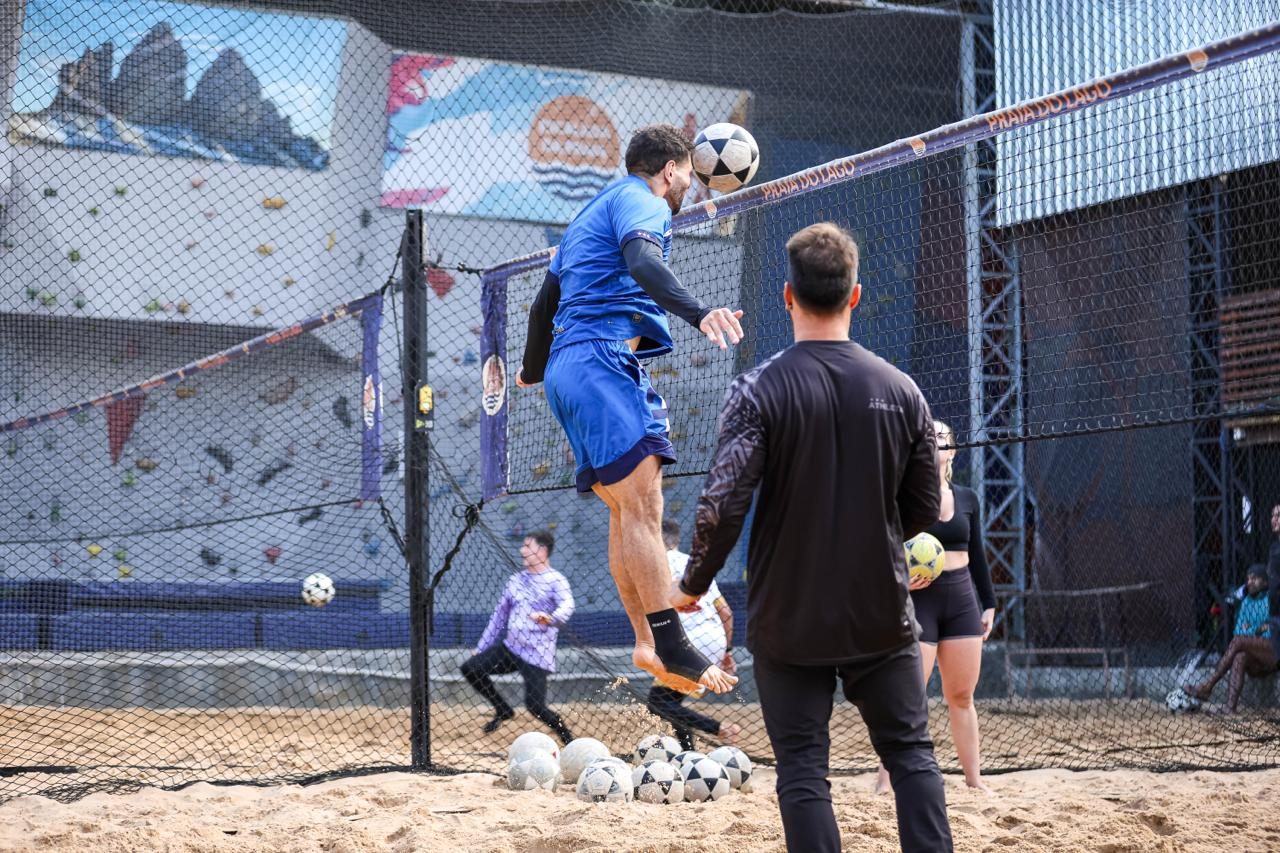 Guilherme jogando futevôlei